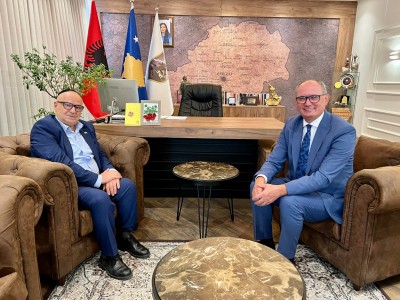 Takim me Kryetarin e Komunës së Ferizajt z. Agim Aliu,bashkëbiseduam për mundësitë e zgjerimit të bashkëpunimit mes nesh, me fokus ftesën që kishim përgatitur për pjesëmarrje në Samitin e Kryetarëve Evropianë kundër Antisemitizmit që do të mbahet në Gjermani në fund të këtij viti.
