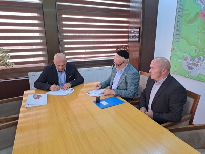 Sot,Kryetar i Bashkësisë  Hebreje Bet Israel Kosova Dr.Hysen Hyseni u mirëprit nga  nga Kyetari i Komunës së  Gjakovës z. Ardian Gjini me të cilin  bashkëbisedoj për pjesemarrjen në Samitin e Kryetarëve Evropianë kundër Antisemitizmit që do të mbahet në Gjermani me datë 29 Nëntor-01 Dhjetor,2023,po ashtu u nënshkrua Memorandum Bashkëpunimi në mes të Bashkësisë Hebreje-Bet Israel Kosova dhe Komunës së Gjakovës për angazhim të përbashkët në organizimin dhe mbajtjen e shumë aktiviteteve.