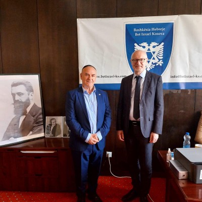 Patëm nderin dhe kënaqësinë të mirëpresim në zyrën e Komunitetit tonë Ambasadorin e Francës në Kosovë SH.T Olivier Guérot. Kryetari Dr. Hysen Hyseni e njoftojë për historikun dhe aktivitetet e Bashkesisë Hebreje Bet Israel Kosova, si dhe për planet tona dhe mundësinë e bashkëpunimit në të ardhmën.