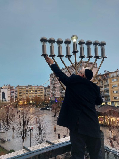 Festivali i dritës Hanukkah, festohet në përkujtim të fitorës së kryengritësve të lashtë izraelitë mbi ushtrinë greko-siriane dhe mrekullinë e mëvonshme të rishenjtërimit të Tempullit të Shenjtë në Jeruzalem. Festivali feston triumfin e dritës mbi errësirën. Hanukkah  është një festë tetë ditore e cila fillon në ditën e 25-të të muajit Kislev, fillimi i Hanukkah mund të jetë nga fundi i nëntorit deri në fund të dhjetorit. Bashkësia Hebreje Bet Israel Kosova si çdo vit,sot me datë 07 Dhjetor bëri ndezjen e dritës së parë të Menora (shandanit),  dhe do të zgjasë deri me datë 15 Dhjetor,2023. GËZUAR HANUKKAH!