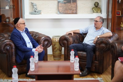 Sot,Kryetar i Bashkësisë  Hebreje Bet Israel Kosova Dr.Hysen Hyseni me bashkëpuntorë  u mirëprit nga Kryetari i Komunës së Prizrenit z. Shaqir Totaj me të cilin bashkëbiseduam për pjesemarrjen në Samitin e Kryetarëve Evropianë kundër Antisemitizmit që do të mbahet në Gjermani me datë 29 Nëntor-01 Dhjetor,2023,po ashtu u diskutua dhe për mundësitë e zgjerimit të bashkëpunimit mes nesh.