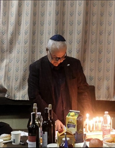 Sonte së bashku me miq,ndezëm dritën e gjashtë të Hanukkah. Tonight together  with  friends, we lit the sixth Hanukkah light.