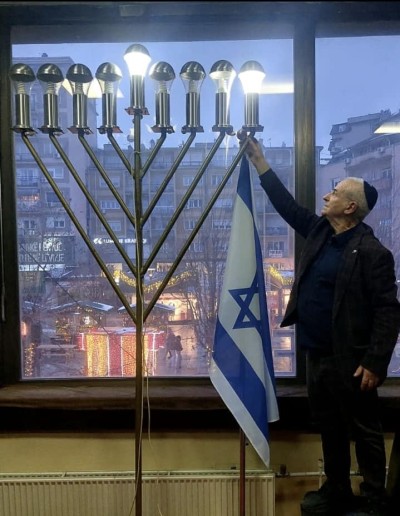 Festivali i dritës Hanukkah, festohet në përkujtim të fitorës së kryengritësve të lashtë izraelitë mbi ushtrinë greko-siriane dhe mrekullinë e mëvonshme të rishenjtërimit të Tempullit të Shenjtë në Jeruzalem.  Festivali feston triumfin e dritës mbi errësirën. Bashkësia Hebreje Bet Israel Kosova si çdo vit,sot me datë 25 Dhjetor bëri ndezjen e dritës së parë të Menorah (shandanit), dhe do të zgjasë deri me datë 02 Janar,2025. GËZUAR HANUKKAH!