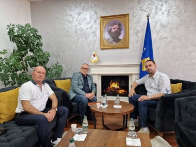 Kryetari i Bashkësisë Hebreje Bet Israel Kosova Dr. Hysen Hyseni dhe z. Fadil Kodra-anëtar u takuan me Kryetarin e Komunës së Skenderajt z. Fadil Nura me të cilin diskutuan hapat e bashkëpunimit, me theks të veçantë në aktivitetet e përbashkëta të antisemitizmit, ku në  fund të këtij viti do të mbahet Samiti i  Kryetarëve Evropianë kundër Antisemitizmit  në Gjermani.